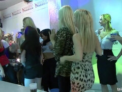 Amateur, Cul, Gros seins, Ivre, Lesbienne, Mère que j'aimerais baiser, Orgie, Nénés