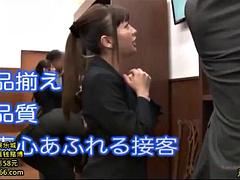 Asiatique, Sucer une bite, Bukkaké, Homme nu et filles habillées, Tir de sperme, Hard, Public, Uniforme