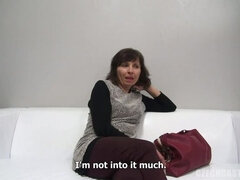 Gesztenyebarna, Cseh, Szőrös, Kőkemény, Érett koros, Természetes mellek