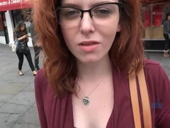 Amatoriale, Britannica, Brunetta, Lesbica, Piercing, Pisciando, Punto di vista pov, Tette