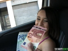 Iso perse, Iso kulli, Isot tissit, Suihinotto, Ruskeahiuksinen, Takaapäin, Ulkona