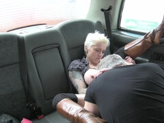 Grosse titten, Blondine, Blasen, Auto, Hundestellung, Aufs gesicht abspritzen, Handjob, Hd