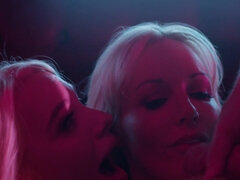 Culo, Tetas grandes, Rubia, Mamada, Corridas, Estilo perrito, Hd, Trio