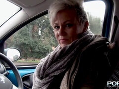 Brits, Europees, Flashing, Rijpe lesbienne, Buiten, Openbaar, Tatoeage