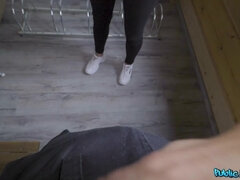 Braunhaarige, Ehemann, Geld, Natürlichen titten, Öffentlich, Ablutschen, Titten, Ehefrau