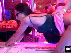 오랄섹스, 파티, 공개적인