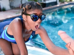 Noire, Sucer une bite, Branlette thaïlandaise, Masturbation, De plein air, Piscine, Maigrichonne, Adolescente