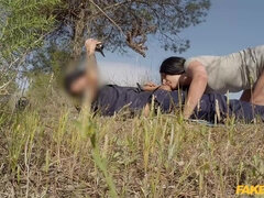 Velké péro, Kuřba, Britské, Brunetka, Dávení penisem, Venku, Policie, Na veřejnosti