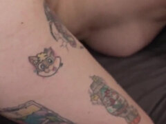 Stor stjärt, Stor kuk, Stora tuttar, Avsugning, Sperma shot, Glasögon, Milf, Tatuering