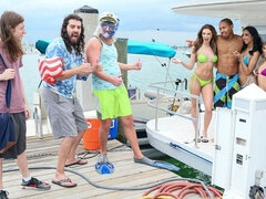 Cul, Gros cul, Bikini, Sucer une bite, En levrette, Branlette thaïlandaise, Embrassement, De plein air