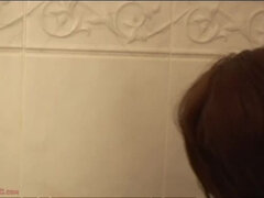 Brunette brune, Douche, Solo