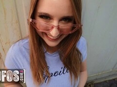 Pik sutte, Brunette, Håndjob, Udendørs, Nederdel, Sutte