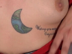 Brunett, Grovt språk, Erotisk, Milf, Liten och nätt, Solo, Tatuering