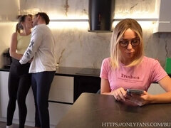 Hatalmas hátsó, Pénisz, Kutya póz, Konyha, Érett feleség, Nuni, Lovaglás, Szoros