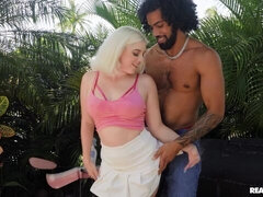 Gros cul, Grosse bite, Gros seins, Blonde, Sucer une bite, En levrette