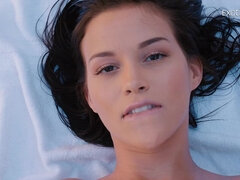 Brunette brune, Hard, Léchez, Seins naturels, Piscine, Chatte, Nénés