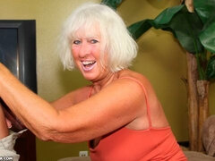 Culo grosso, Pompino, Cicciona, Venire in bocca, Schizzo di sborra, Sega, Leccata, Capelli corti