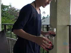 Koupelna, Bikini, Přítelkyně, Piercing, Různé pohledy, Vyhublá, Spaní, Kouření