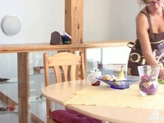 Kebles, Közelkép, Mélytorok, Német, Konyha, Érett koros, Természetes mellek, Szopás