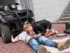 Blonde, Sucer une bite, Habillées, Tir de sperme, Léchez, Nue, Pisser, Douche