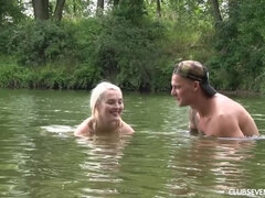 Rubia, Club, Europeo, Al aire libre, Público, Afeitado, Adolescente, Mojado