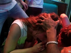 Brunette brune, Tir de sperme, Hard, Lesbienne, Masturbation, Douche, Professeur, Mouillée