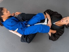 Bruinharig, Hondjeshouding, Vingeren, Zoenen, Masturbatie, Natuurlijke tieten, Kut duiken, Kousen