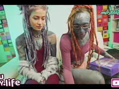 항문, 문신, 장난감들