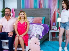 Cul, Grosse bite, Sucer une bite, En levrette, 2 femmes 1 homme, Seins naturels, Adolescente, Nénés