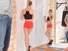 Blondine, Pik sutte, Hundestilling, Træningscenter, Håndjob, Stripning, Teenager, Bryster