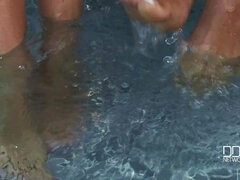 Gros seins, Bikini, Blonde, Fétiche, Lesbienne, Piercing, Piscine, Tatouage