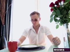 Velik kurac, Rjavolaska, Evropska, Hardcore, Mama, Muco, Sesanje