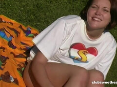 Amateur, Culo grande, Penetracion con dedos, Al aire libre, Cabello corto, Solo, Adolescente, Tetas