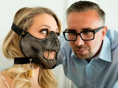 Hatalmas hátsó, Szőke, Cumizás, Fétis, Nyalás, Érett feleség, Természetes mellek, Nuni