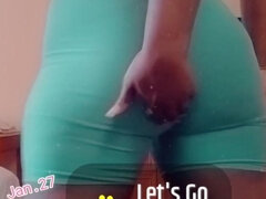 Stor svart kvinne, Svart, Alene