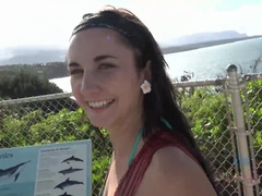 Amateur, Plage, Brunette brune, Petite amie, Embrassement, De plein air, Pov, Nénés