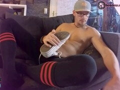 KinkyChrisX rocks leggings, sniffs sneakers, and cums on his socks
