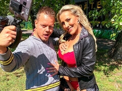 Verga grande, Tetas grandes, Rubia, Mamada, Estilo perrito, Madres para coger, Al aire libre, Medias largas