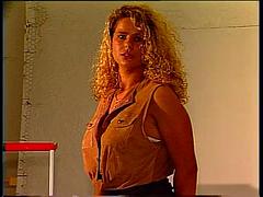 Blonde Schoenheit strips for you