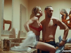 Kotě, Velké kozy, Blondýna, Prsatá, Stříkání spermatu, Dávení penisem, Hardcore, Pornstars