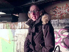 Arcra élvezés, Német, Érett koros, Érett feleség, Lóvé, Óriási, Filigrán alkatú, Tetkó