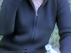 Brunette brune, De plein air, Pisser, Solo