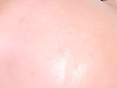 Velika rit, Velike joške, Rjavolaska, Milf