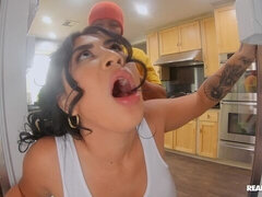 큰 엉덩이, 큰 가슴, 흑인, 흑갈색 머리, 도기스타일, 핸드잡, 부엌, 문신