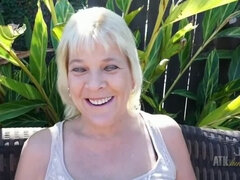 Blondine, Kvinde, Hd, Ældre kvinde, Udendørs, Solo