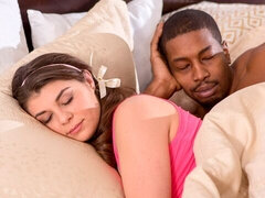 Chambre à dormir, Gros cul, Grosse bite, Sucer une bite, En levrette, Interracial, Rasée, Adolescente