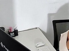 Sperma im mund, Domination, Milf, Nippel, Büro, Überraschung