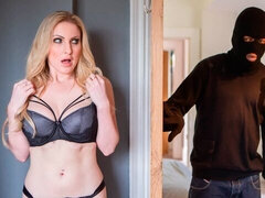 Grosser arsch, Schwarz, Blondine, Blasen, Hundestellung, Handjob, Interrassisch, Rasiert