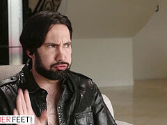 LoveHerFeet - Bandmate adores his lovely groupie's small and pretty feet