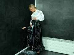 Velké kozy, Blondýna, Stříkání spermatu, Dildo, Latex, Sukně, Kuřba sání, Tetování